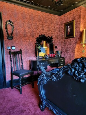 Phòng 4 Junior, quang cảnh vườn | Két bảo mật tại phòng, bàn, khu vực làm việc phù hợp cho laptop 