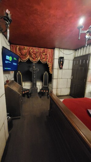 In-room safe, desk, laptop workspace, iron/ironing board - The Gothic Corner (York)