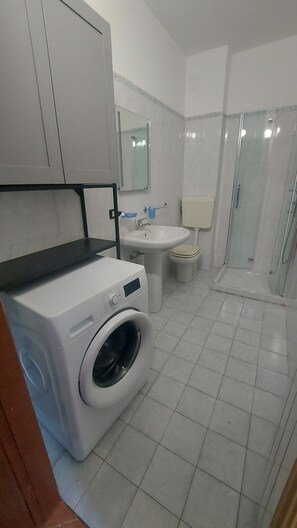 Chuveiro, secador de cabelo, bidê, toalhas de banho
