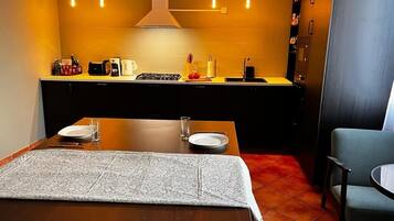 Frigorifero, microonde, forno, piano cottura