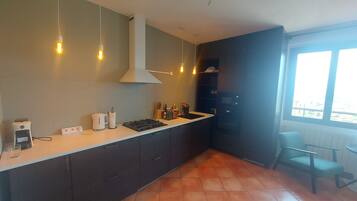 Frigorifero, microonde, forno, piano cottura