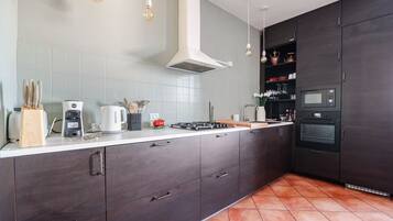 Kühlschrank, Mikrowelle, Ofen, Herdplatte