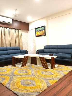 Living area - Hotel Swamiraj (Mumbai)