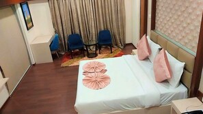 Minibar, desk, laptop workspace, soundproofing - Hotel Swamiraj (Mumbai)