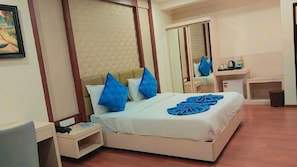 Deluxe Double Room, 1 King Bed, City View | Minibar, desk, laptop workspace, soundproofing - Hotel Swamiraj (Mumbai)