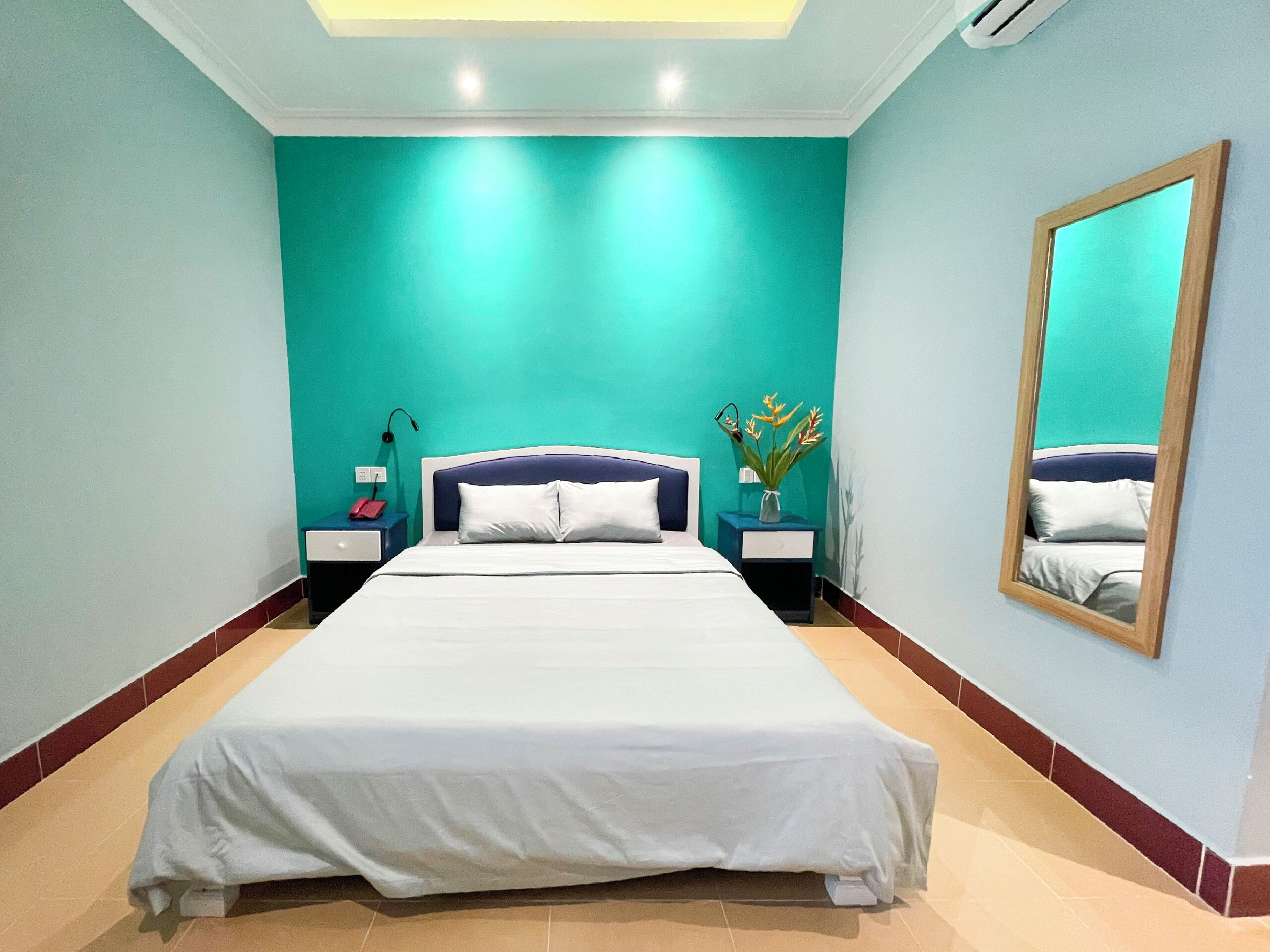 Standard-Doppelzimmer | Zimmersafe, individuell dekoriert, Schreibtisch