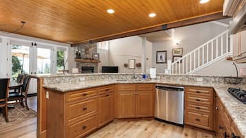 Fridge, oven, stovetop, dishwasher