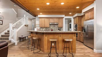 Fridge, oven, stovetop, dishwasher