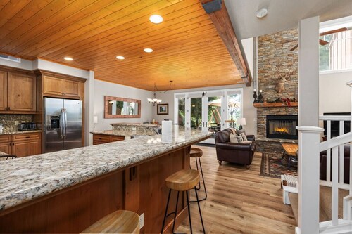 This condominium is a 3 bedroom(s), 2.5 bathrooms, located in Shaver Lake, CA.