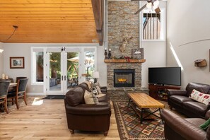 Smart-TV, Kamin, DVD-Player