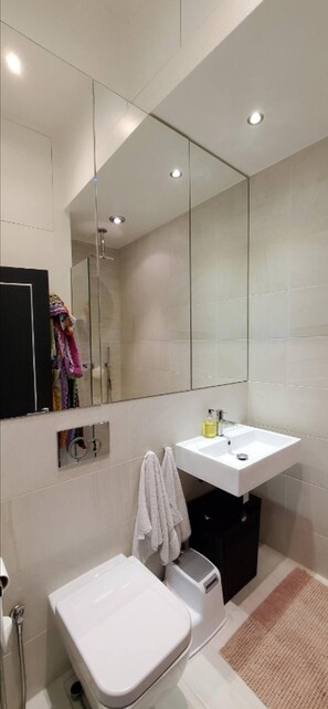 Apartment | Bathroom | Shower, towels - Modern 2 bed Apartment in Notting Hill (London)