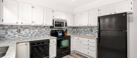 Kühlschrank, Mikrowelle, Ofen, Herdplatte