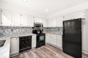 Réfrigérateur, four à micro-ondes, un four, surface de cuisson