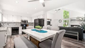 ثلاجة، ميكروويف، فرن، موقد طهي مسطح