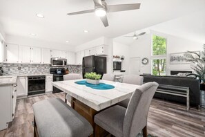 Réfrigérateur, four à micro-ondes, un four, surface de cuisson