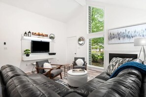 TV, offices - Coastal Chic Retreat (Ocean Pines)