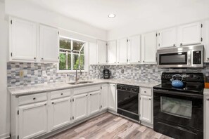 Fridge, microwave, oven, stovetop - Coastal Chic Retreat (Ocean Pines)
