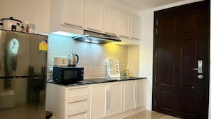 冰箱、微波炉、茶具/咖啡用具、烤面包机