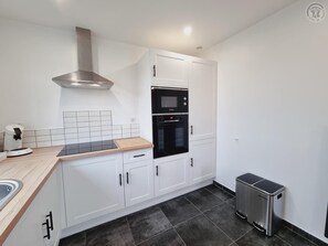 Een koelkast, een microgolfoven, een vaatwasser