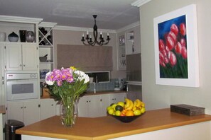 House, 3 Bedrooms, Balcony | Private kitchen - Fully Furnished 3 Bedroom House In in Pentagon Park Bloemfontein (Bloemfontein)
