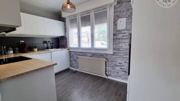 Réfrigérateur, micro-ondes, lave-vaisselle, cafetiÚre/bouilloire