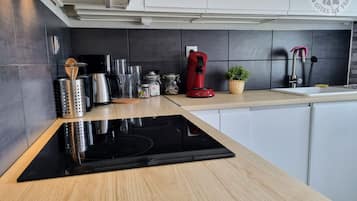 Réfrigérateur, micro-ondes, lave-vaisselle, cafetiÚre/bouilloire