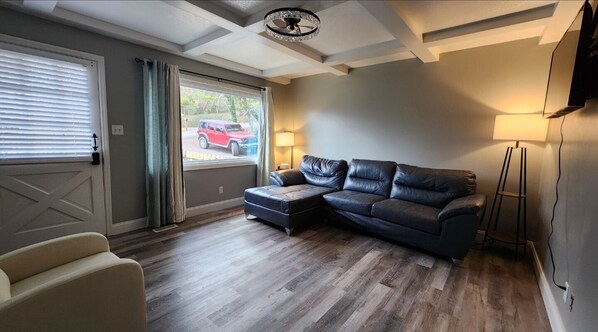 Living area - Charming 3-bedroom house with AC and WiFi in amazing Fointain City (Knoxville)