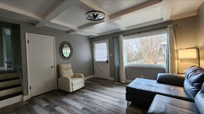 Living area - Charming 3-bedroom house with AC and WiFi in amazing Fointain City (Knoxville)