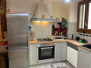 Oven, dishwasher - Charming rustic apartment, nestled  in the heart of Southern Tuscany.  (Castell'Azzara)
