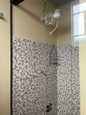 Secadora de cabello, toallas, jabón, shampoo 