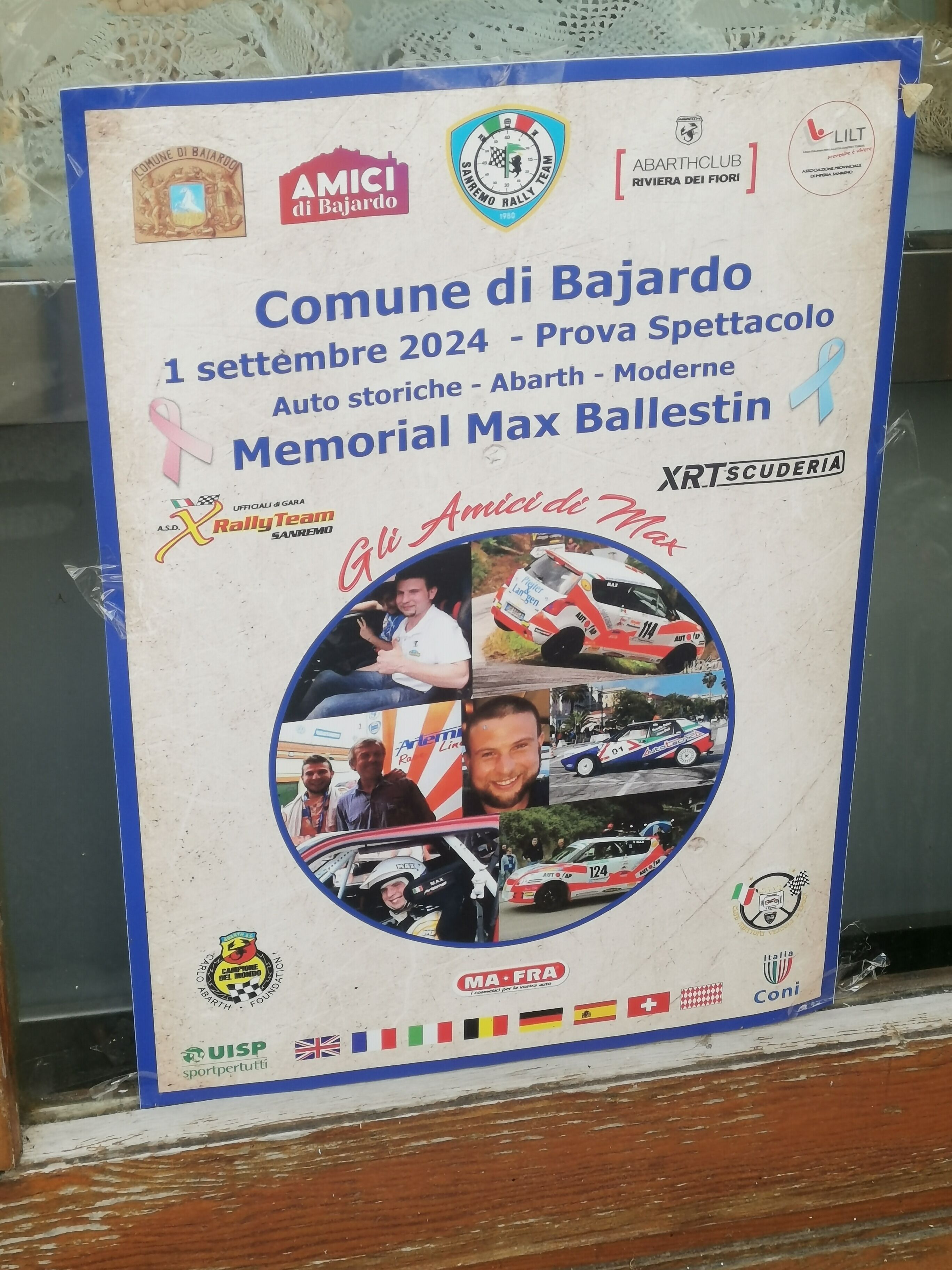 Une affiche pour un événement à Bajardo, mettant en vedette une voiture de rallye et divers logos.