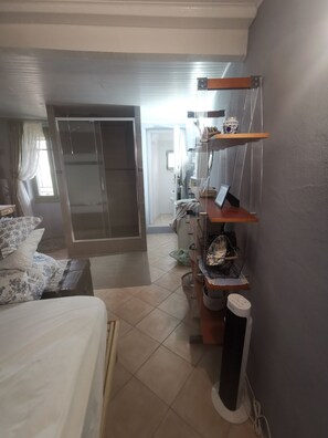 1 chambre, fer et planche à repasser, Wi-Fi gratuit, draps fournis