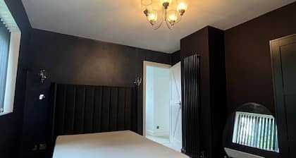 The Hidden Cottage Near Manchester Airport