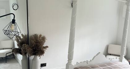 The Hidden Cottage Near Manchester Airport