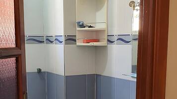 Serviettes fournies, savon, papier toilette