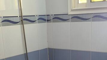 Serviettes fournies, savon, papier toilette