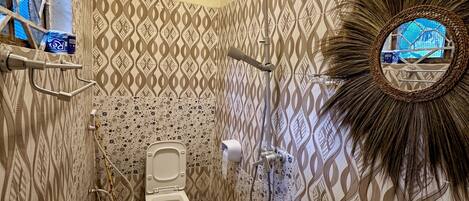 Regadera, toallas, jabón, papel de baño