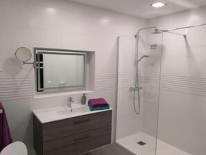 Dusche, Haartrockner, Handtücher, Seife