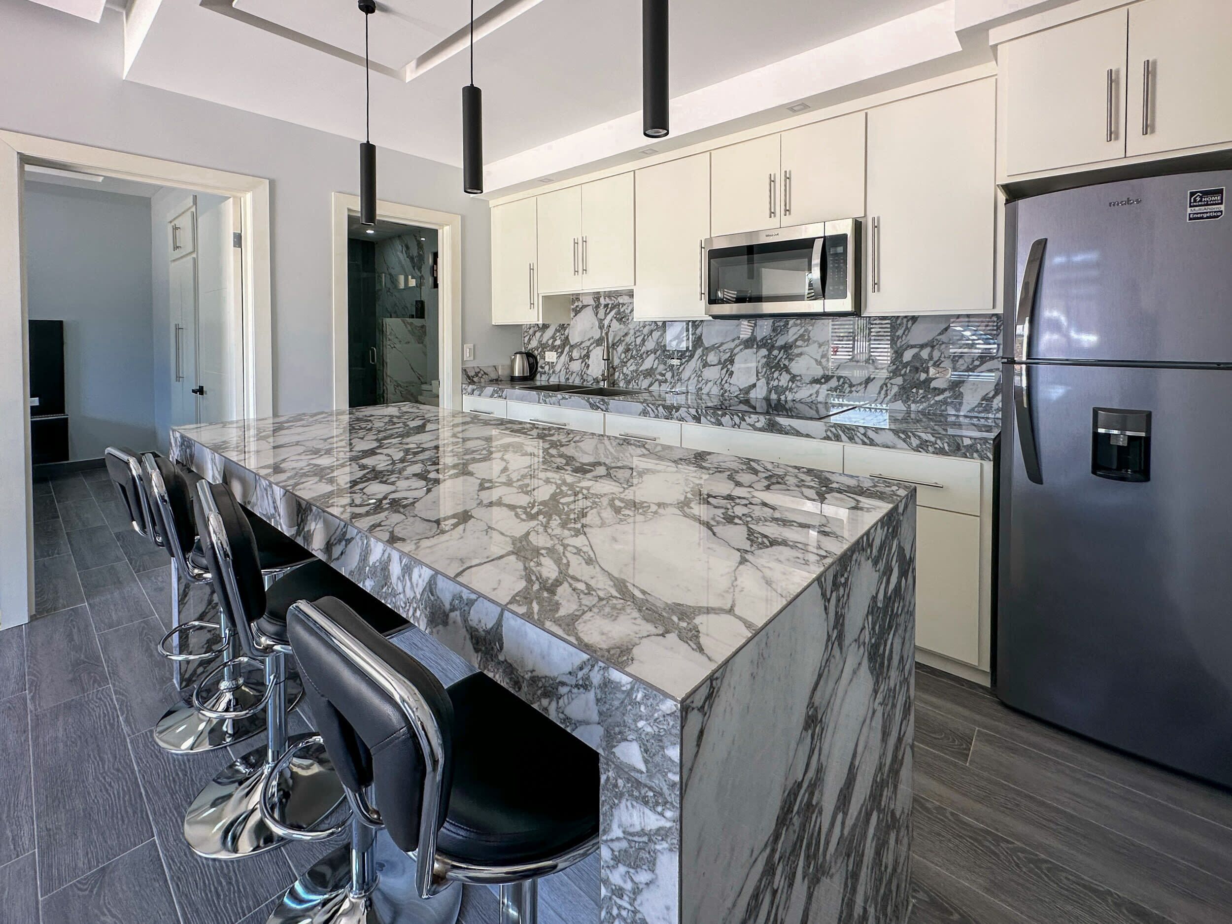 Kühlschrank, Mikrowelle, Herdplatte, Wasserkocher mit Kaffee-/Teezubehör