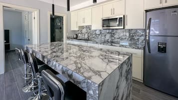 Réfrigérateur, micro-ondes, plaque de cuisson, cafetiÚre/bouilloire