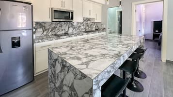 Réfrigérateur, micro-ondes, plaque de cuisson, cafetiÚre/bouilloire