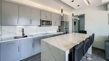 Réfrigérateur, micro-ondes, plaque de cuisson, cafetiÚre/bouilloire