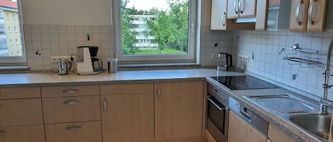 Réfrigérateur, four à micro-ondes, un four, surface de cuisson