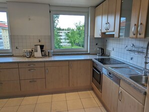 Réfrigérateur, four à micro-ondes, un four, surface de cuisson