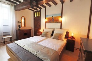 4 bedrooms, iron/ironing board, free WiFi, bed sheets