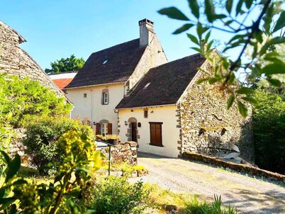 Your family paradise with pool and large garden. Pets welcome.