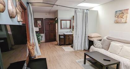 Cozy 1-bedroom king suite in walkable uptown area. Quiet & Private. Free parking