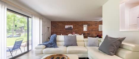 Smart TV, chimenea y oficina
