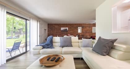 Charming 1BR Condo with Patio, Near The Lake Geneva