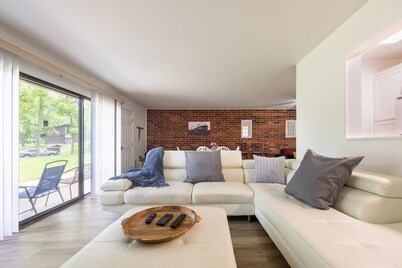 Charming 1BR Condo with Patio, Near The Lake Geneva
